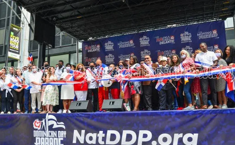 划桨激情：一场赛艇运动赛事的壮观展现